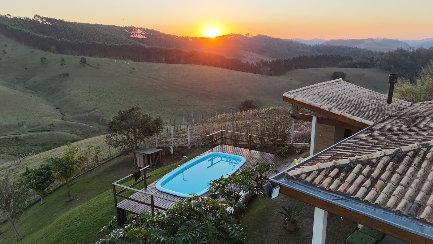 Piscina e deck no pôr do sol, vista aérea
