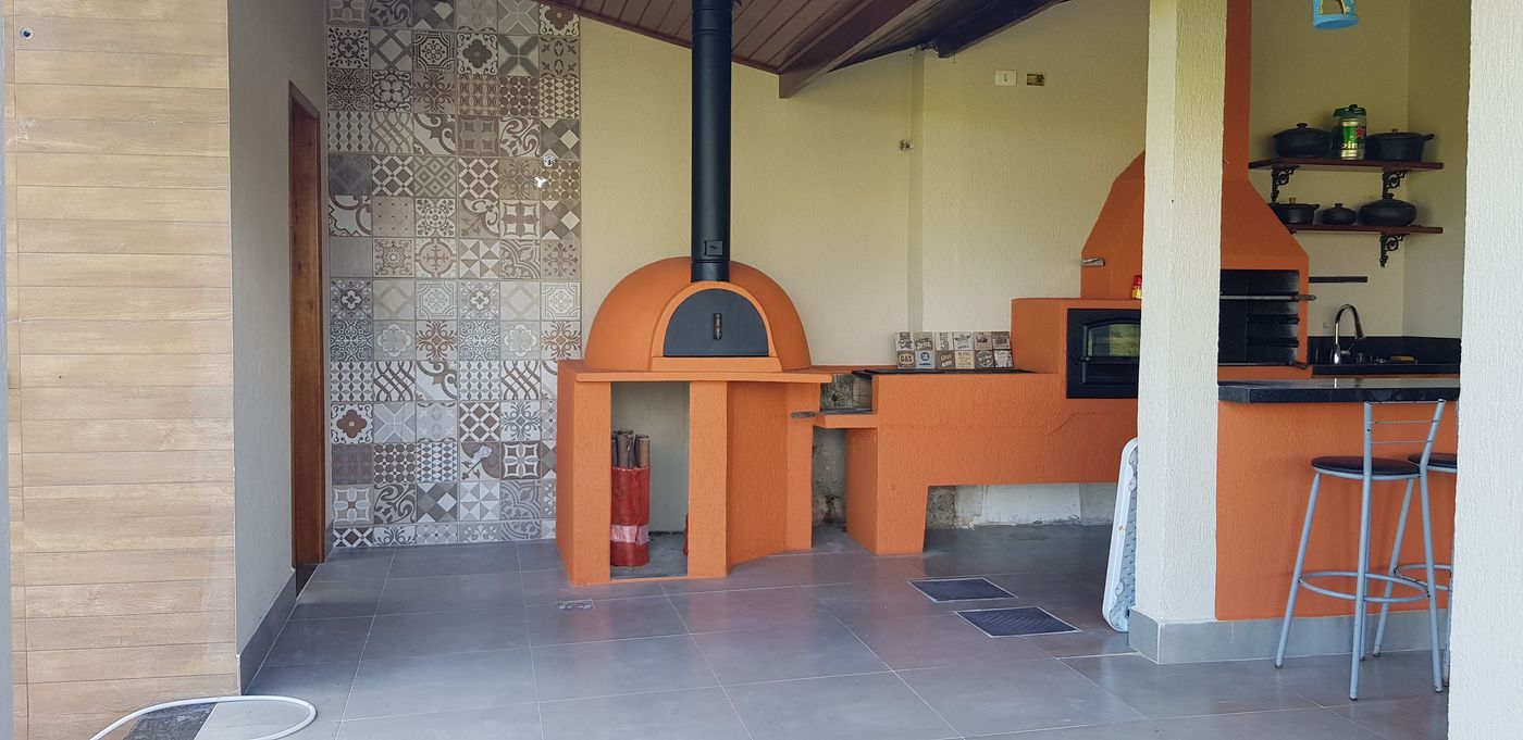 Espaço gourmet com forno a lenha e churrasqueira