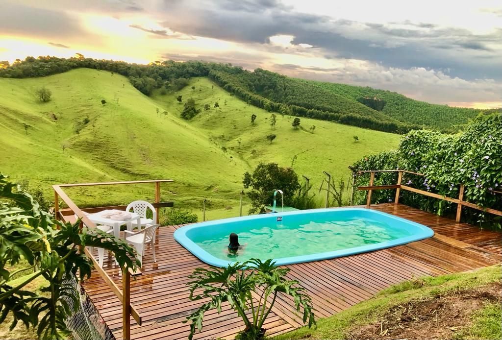 Piscina de dia com as colinas ao fundo